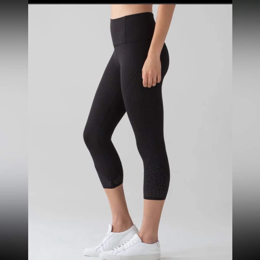 Lululemon Anew Black Capri in Like New Condition Sz 4